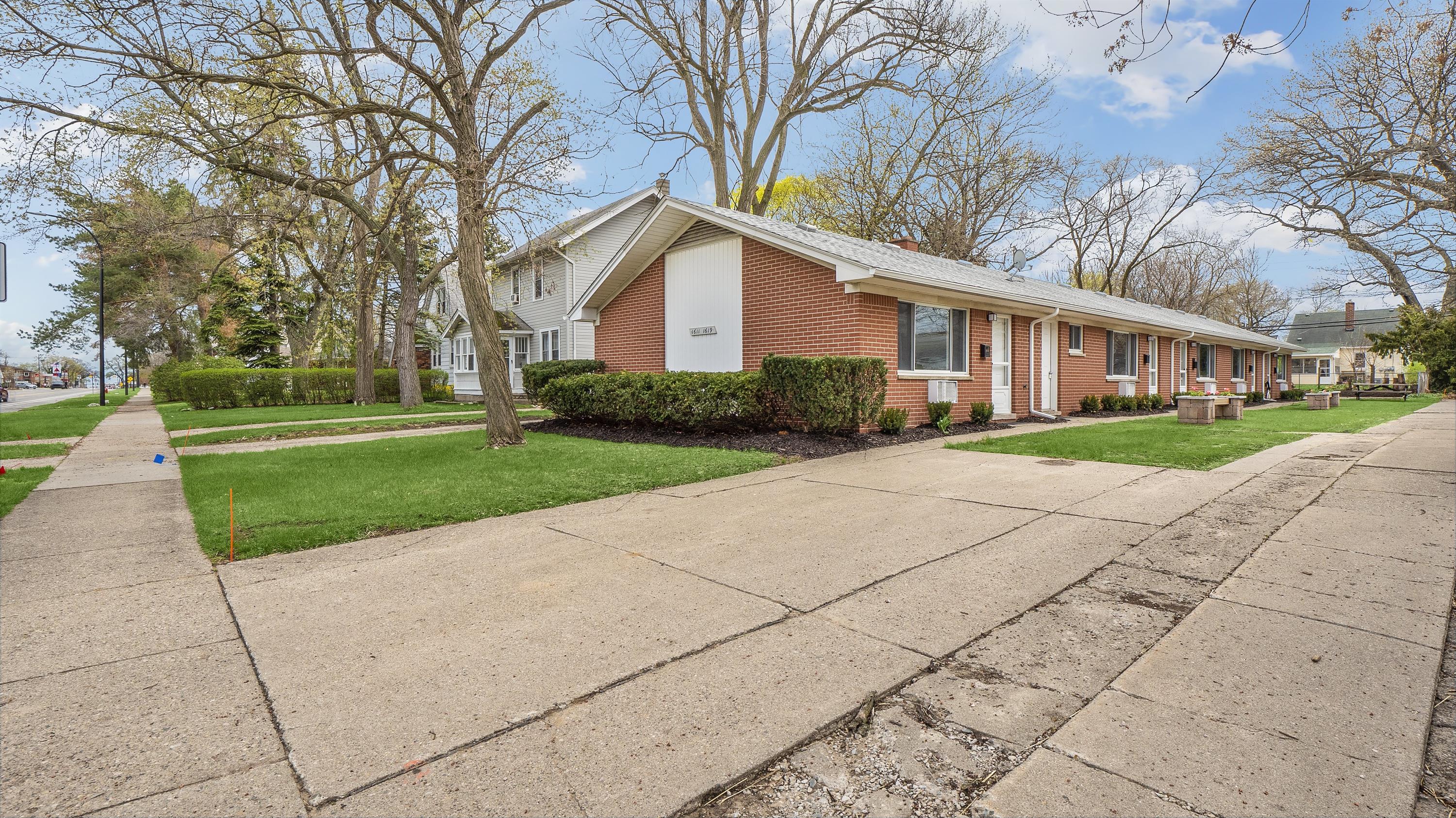 1615 W 9 Mile